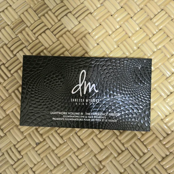 Eyeshadow Palette - Vibrant Danessa Myricks Lightwork Volume III Illuminating - Picture 4 of 7